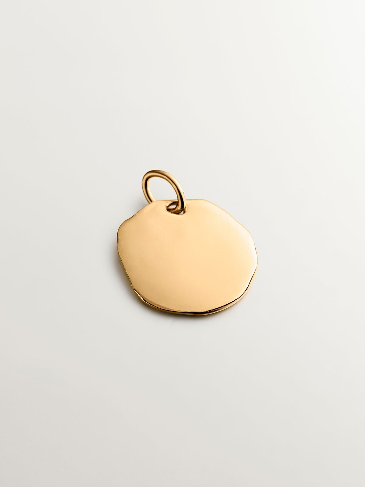 Charm artesanal de plata 925 bañada en oro amarillo de 18K con inicial L