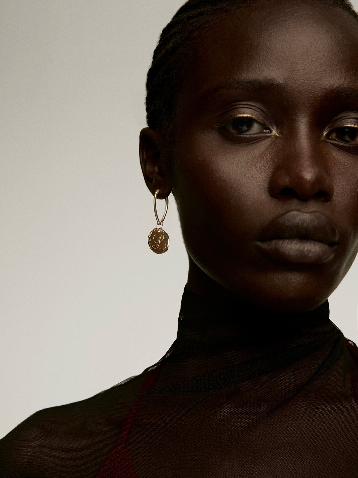 Charm artesanal de plata 925 bañada en oro amarillo de 18K con inicial L