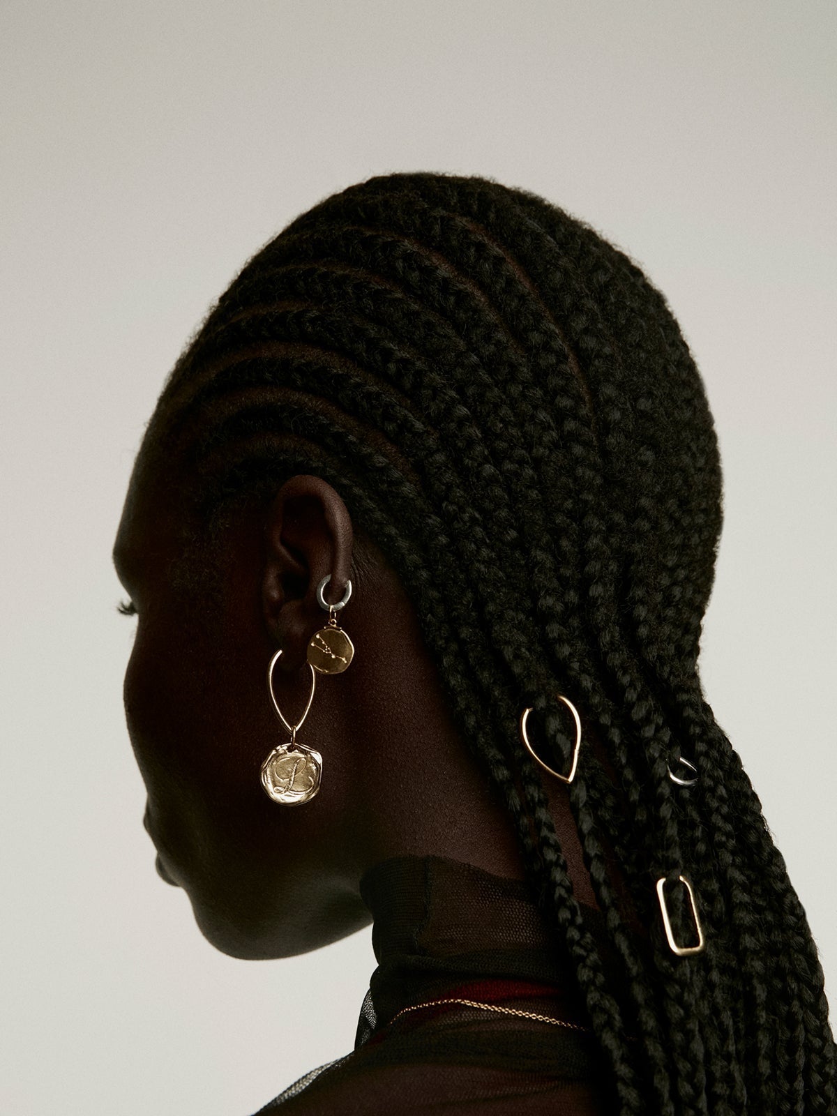 Charm artesanal de plata 925 bañada en oro amarillo de 18K con inicial L