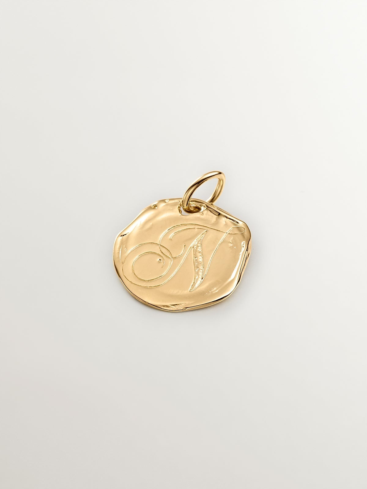 Charm artesanal de plata 925 bañada en oro amarillo de 18K con inicial N