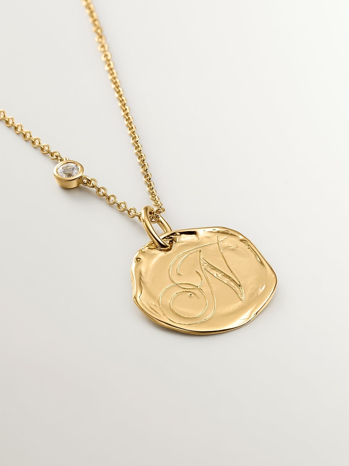 Charm artesanal de plata 925 bañada en oro amarillo de 18K con inicial N