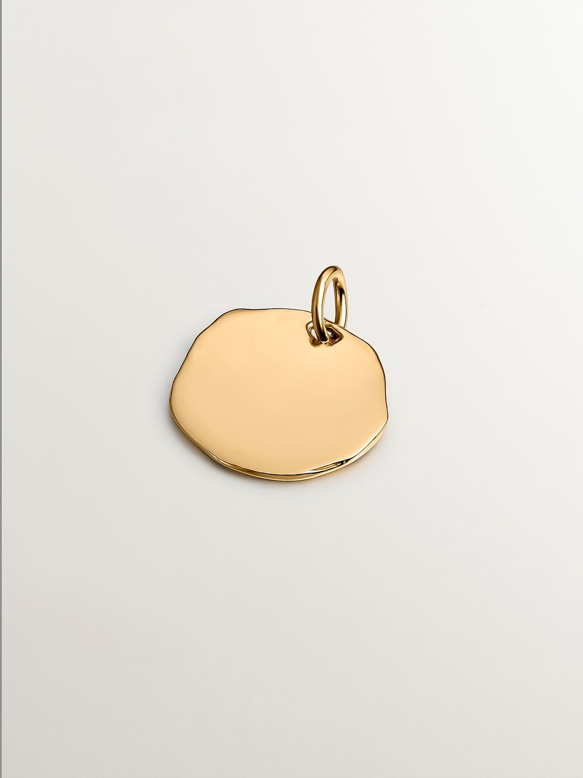 Charm artesanal de plata 925 bañada en oro amarillo de 18K con inicial O