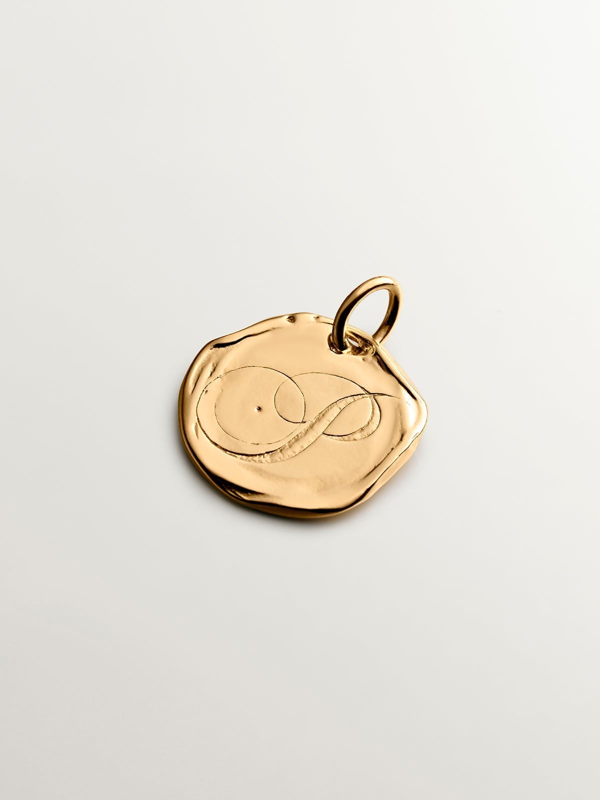 Charm artesanal de plata 925 bañada en oro amarillo de 18K con inicial P