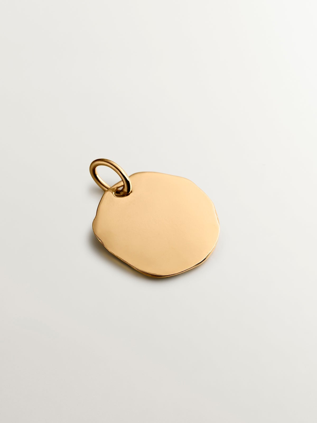 Charm artesanal de plata 925 bañada en oro amarillo de 18K con inicial P