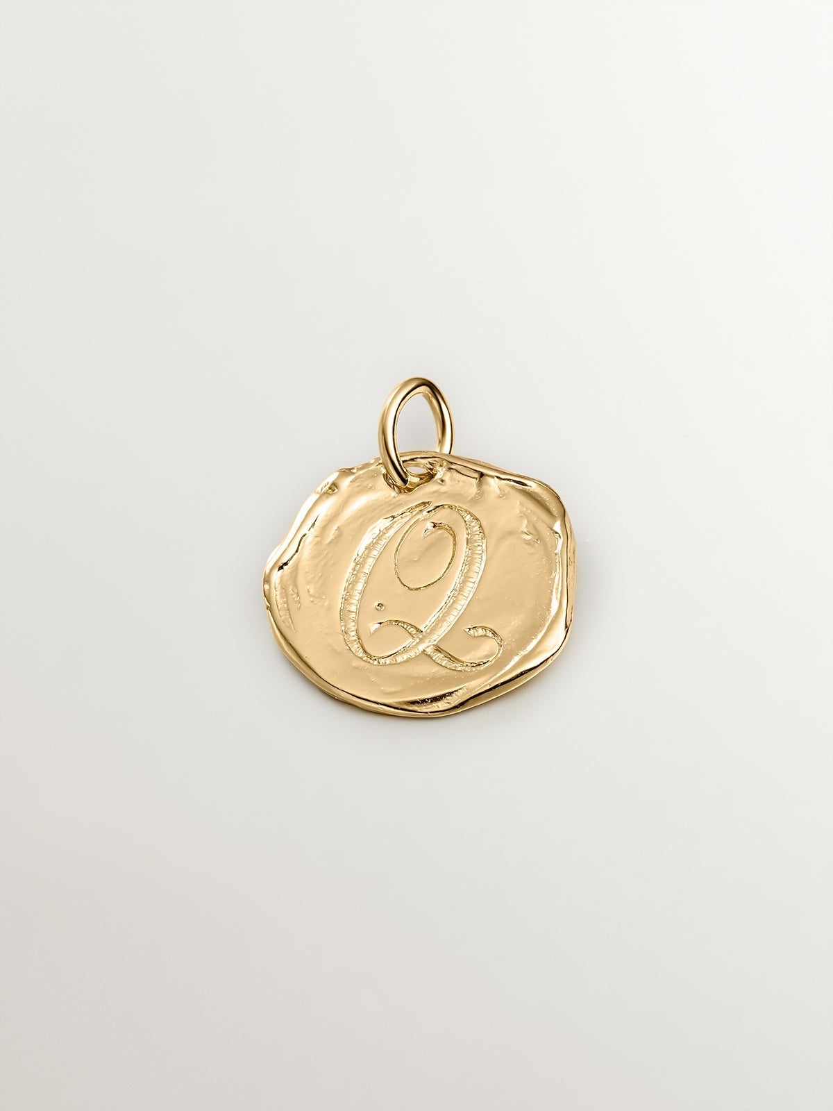 Charm artesanal de plata 925 bañada en oro amarillo de 18K con inicial Q