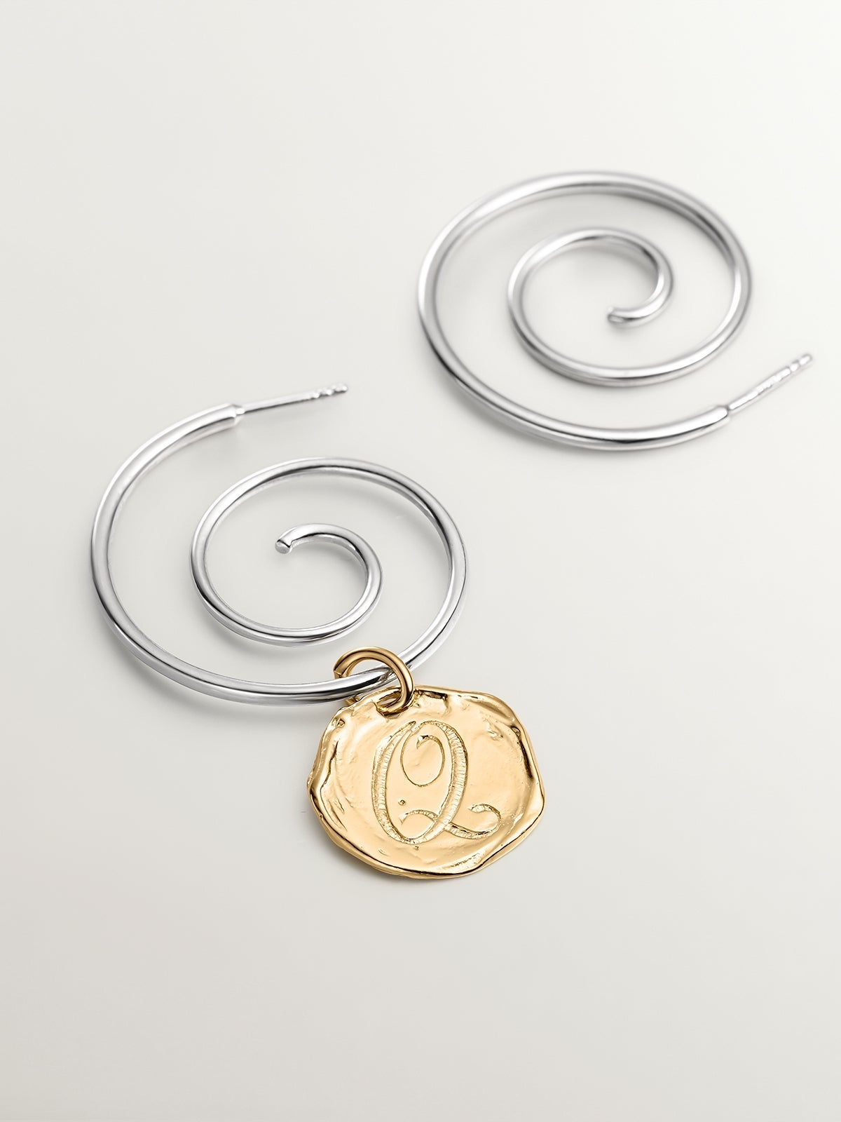 Charm artesanal de plata 925 bañada en oro amarillo de 18K con inicial Q