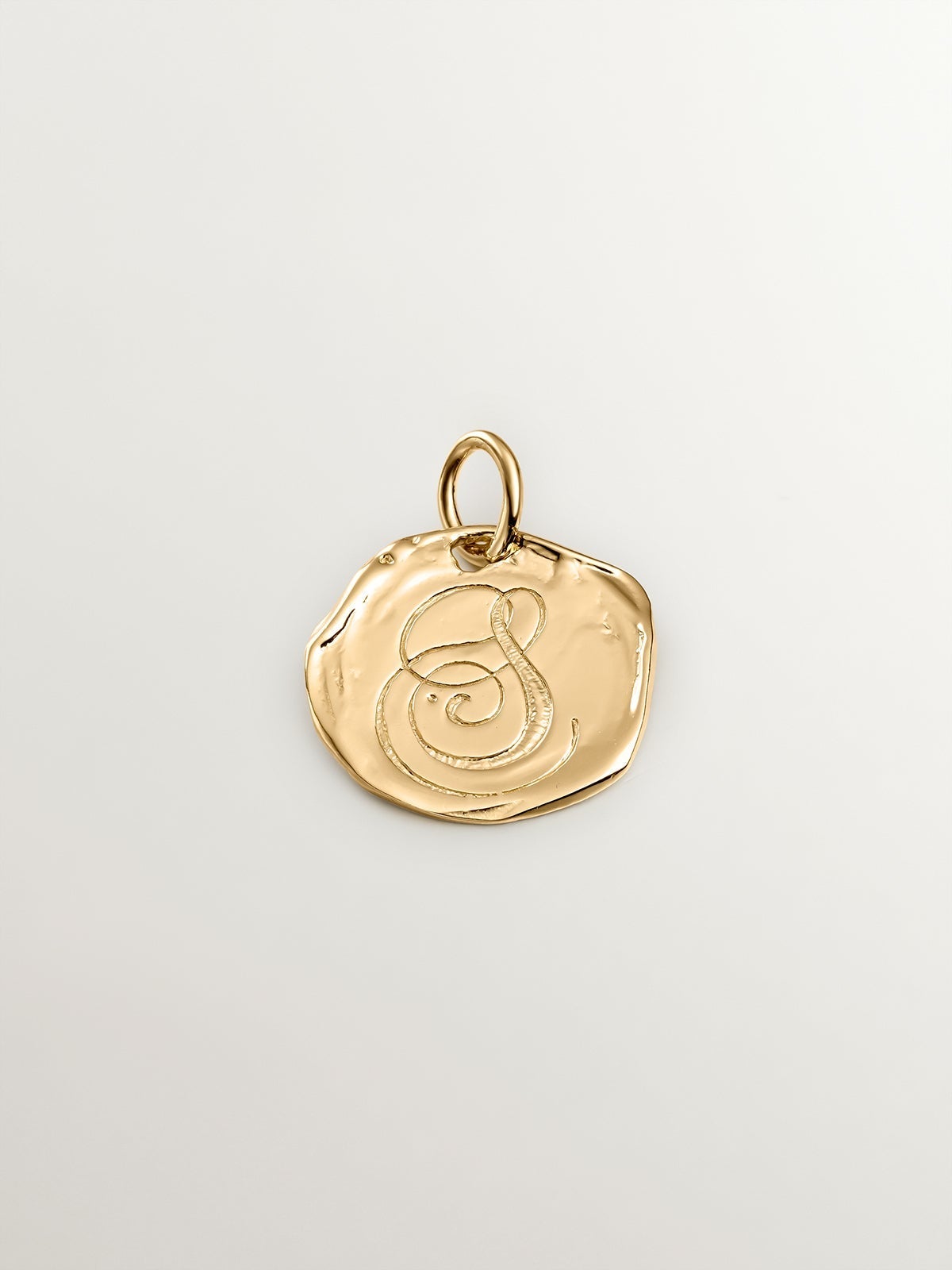 Charm artesanal de plata 925 bañada en oro amarillo de 18K con inicial S