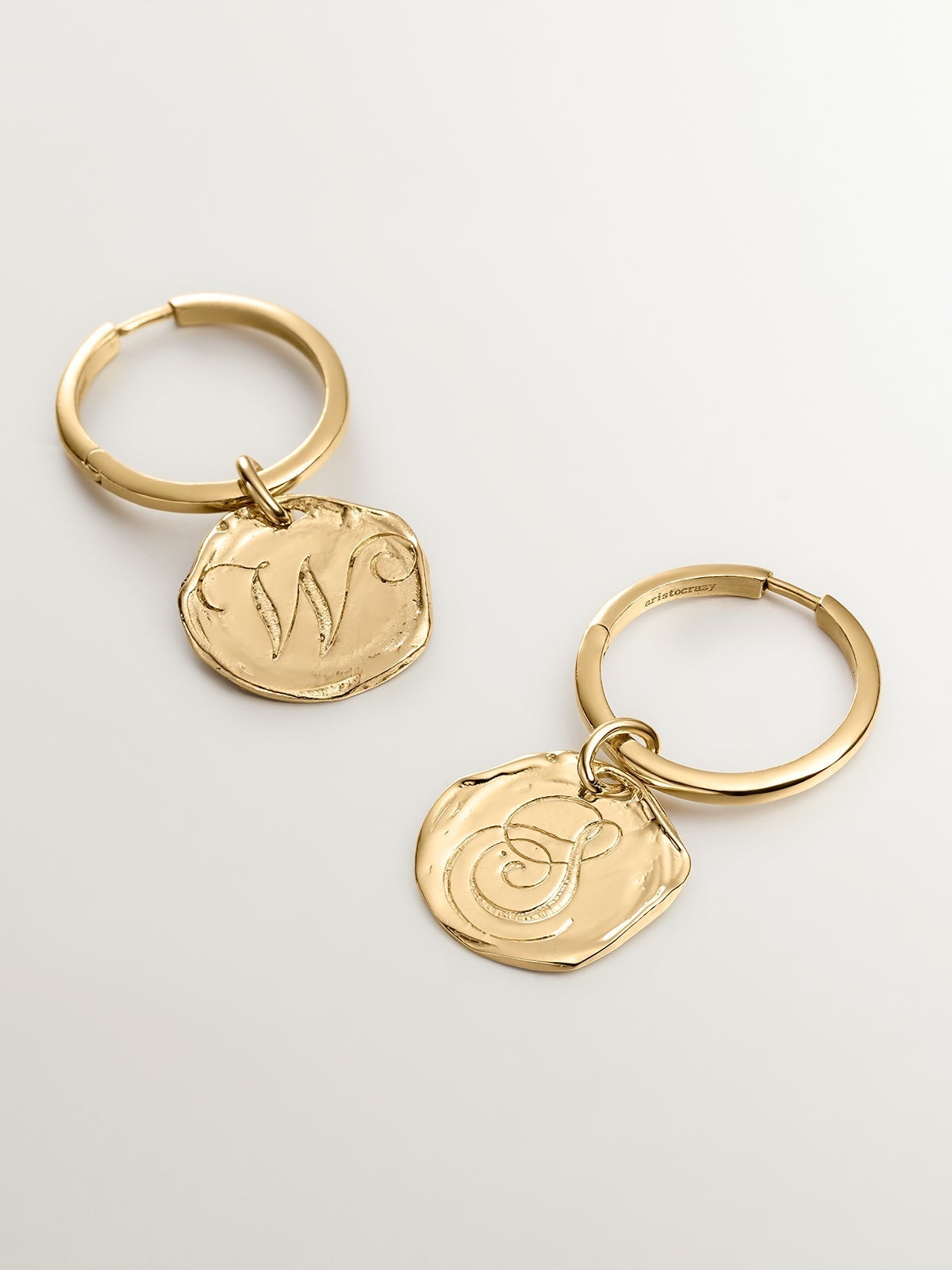 Charm artesanal de plata 925 bañada en oro amarillo de 18K con inicial S