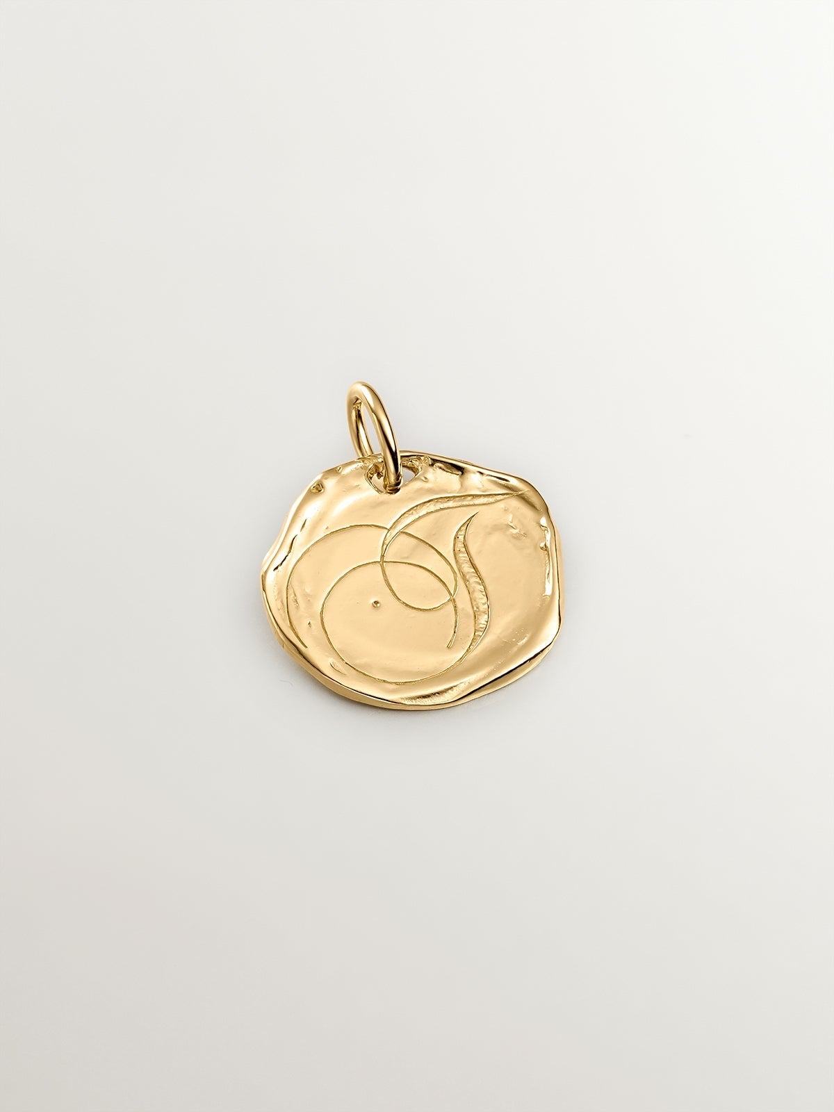 Charm artesanal de plata 925 bañada en oro amarillo de 18K con inicial T