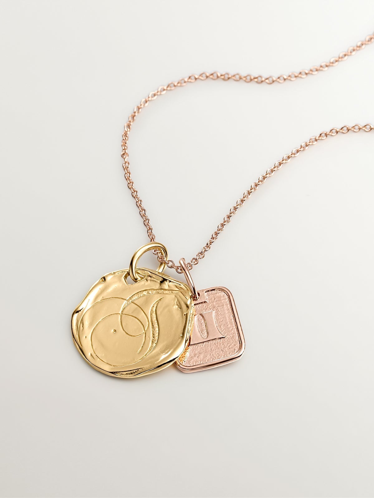 Charm artesanal de plata 925 bañada en oro amarillo de 18K con inicial T