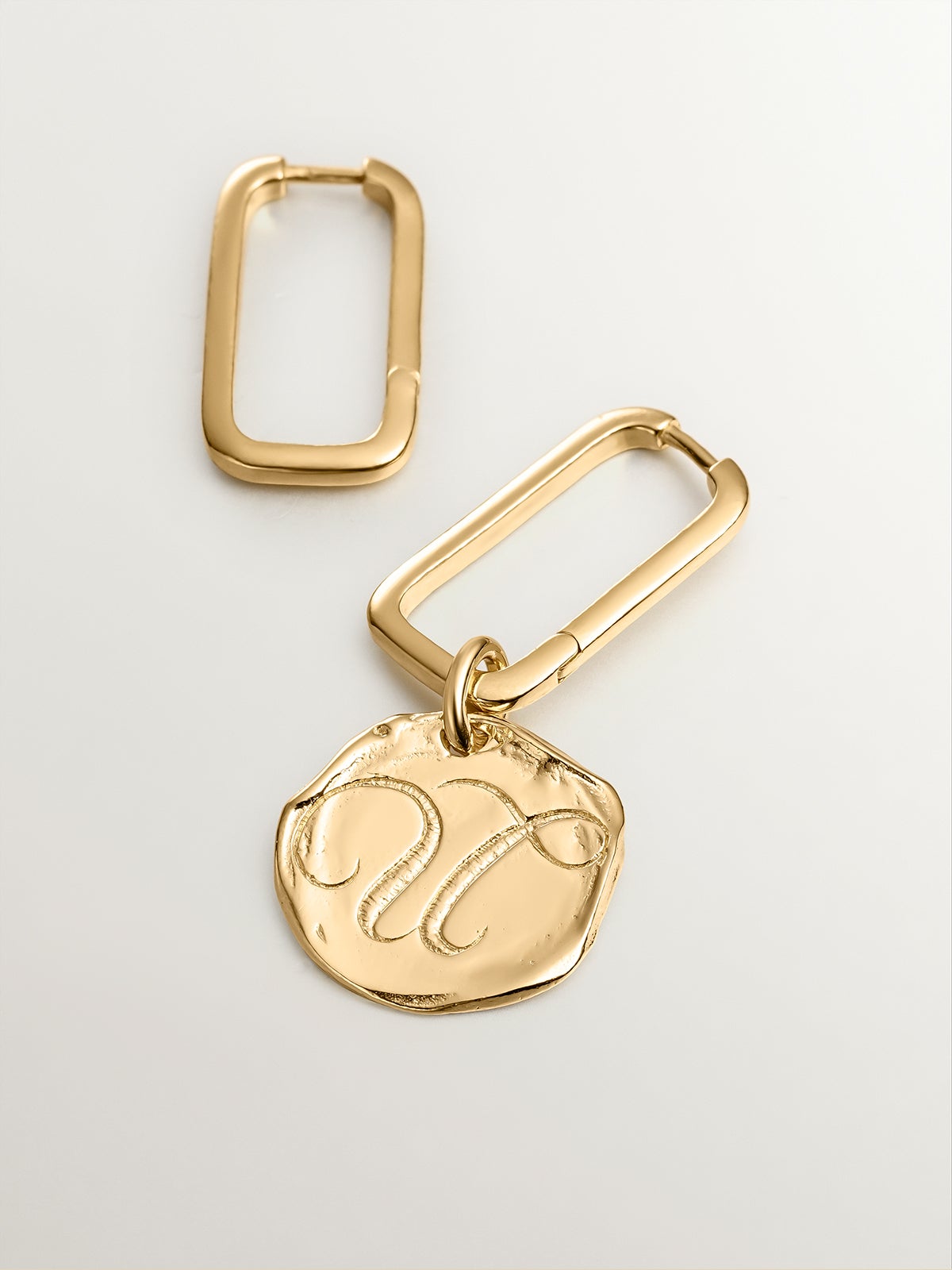 Charm artesanal de plata 925 bañada en oro amarillo de 18K con inicial U