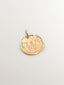 Charm artesanal de plata 925 bañada en oro amarillo de 18K con inicial W