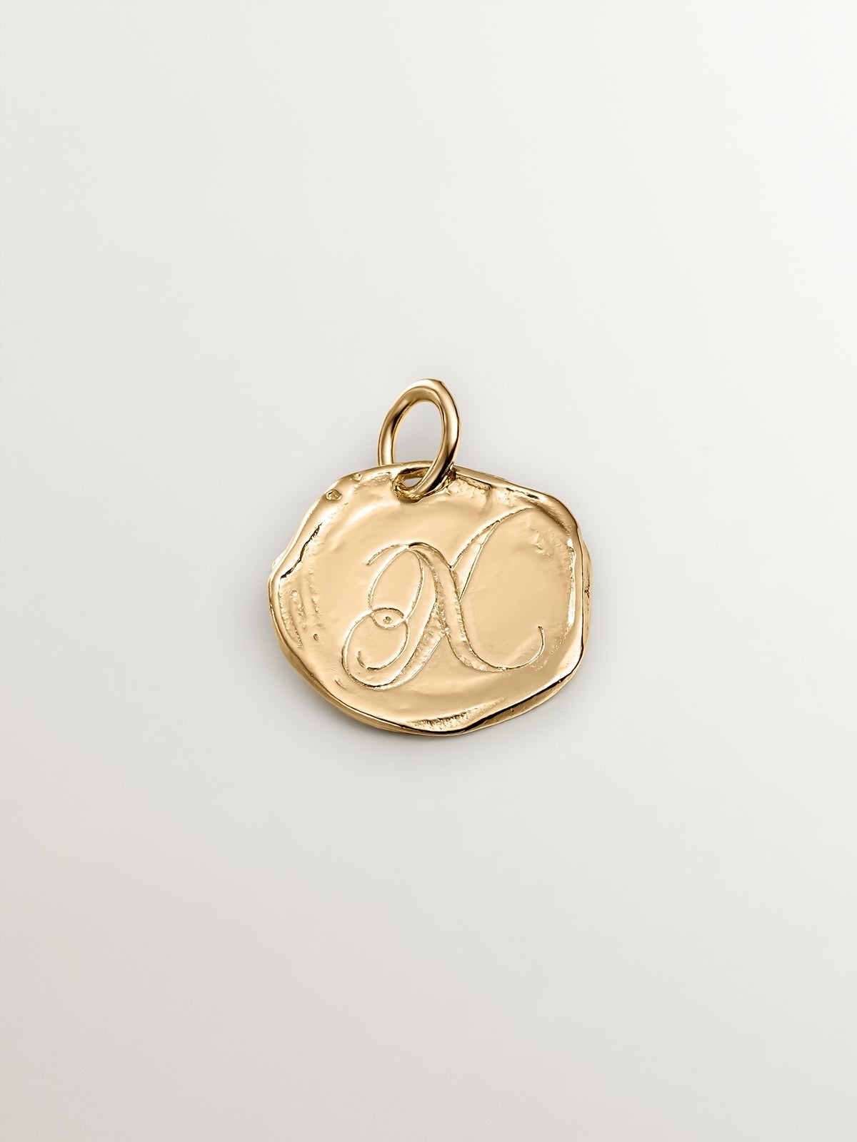 Charm artesanal de plata 925 bañada en oro amarillo de 18K con inicial X