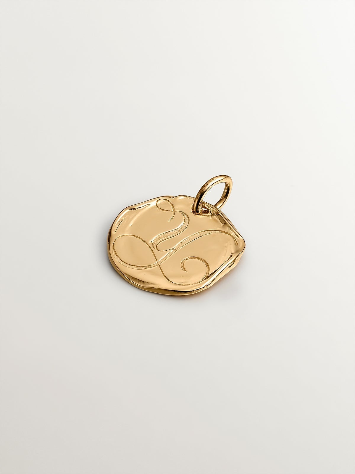 Charm artesanal de plata 925 bañada en oro amarillo de 18K con inicial Y
