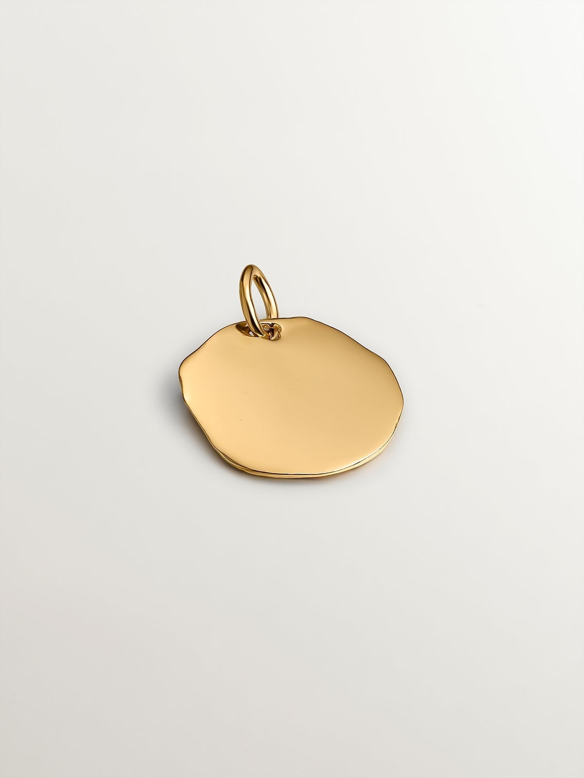 Charm artesanal de plata 925 bañada en oro amarillo de 18K con inicial Y