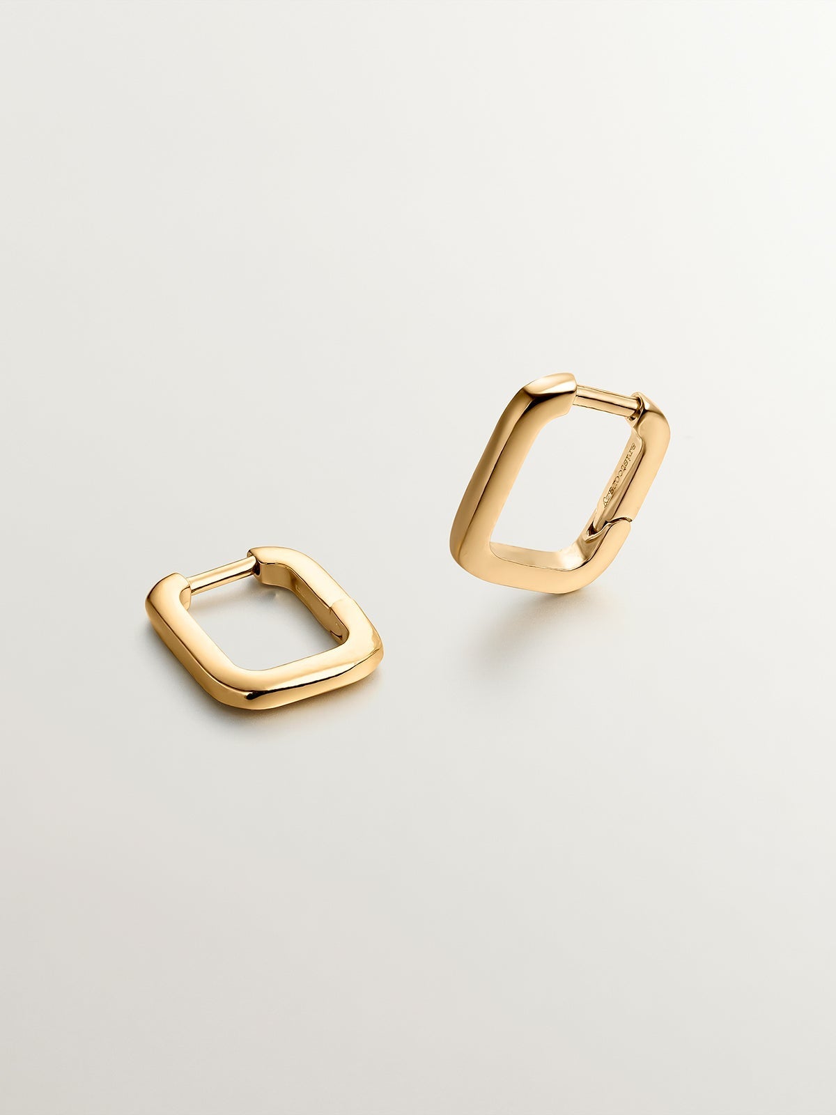 Pendientes de aro cuadrados en plata 925 bañada en oro amarillo de 18K
