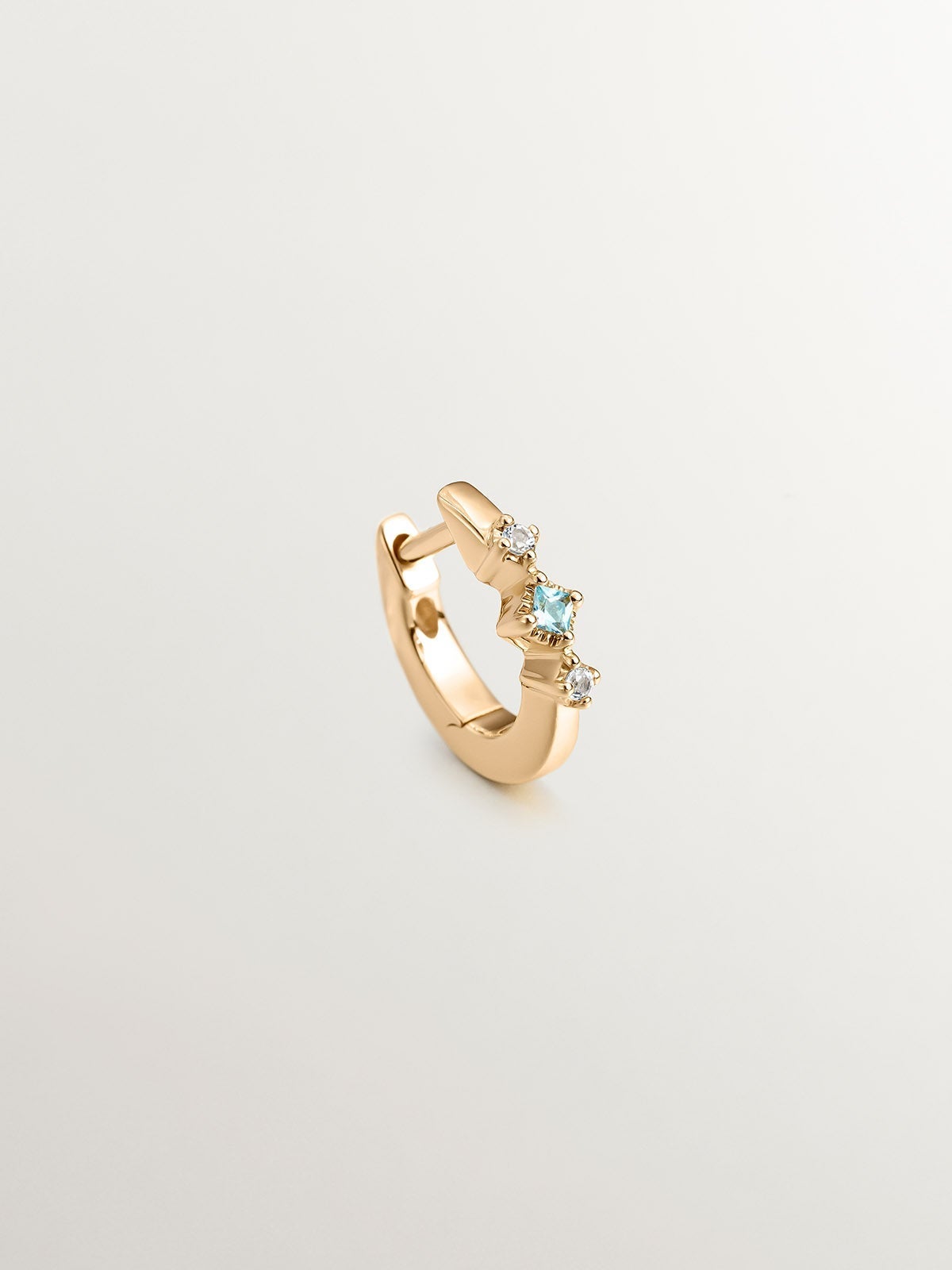 Pendiente individual de aro de plata 925 bañada en oro amarillo de 18K con topacios azules y blancos