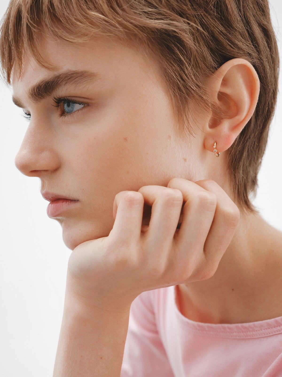 Pendiente individual de aro de plata 925 bañada en oro amarillo de 18K con topacios azules y blancos