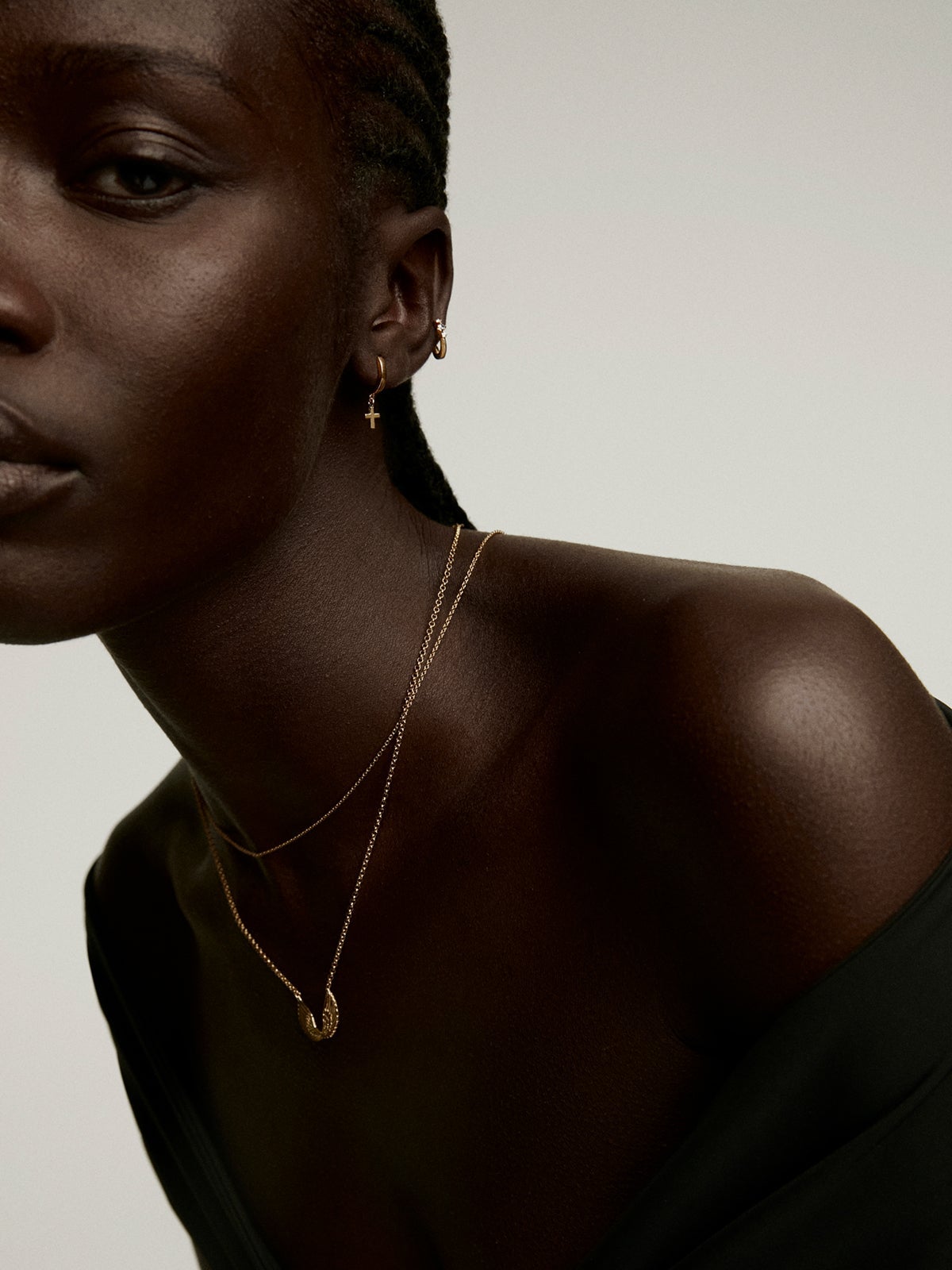 Pendiente individual de aro de plata 925 bañada en oro amarillo de 18K con topacios azules y blancos