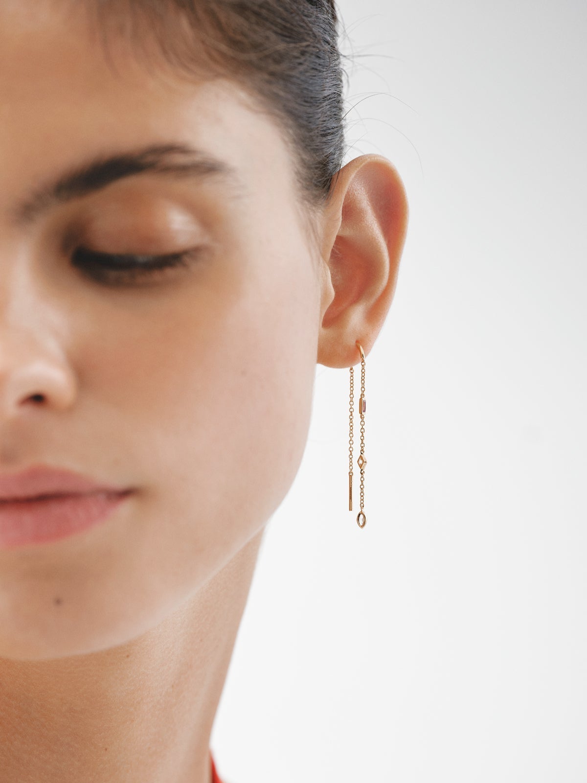 Pendiente individual de plata 925 bañada en oro amarillo de 18K con rodolita, cuarzo y topacio