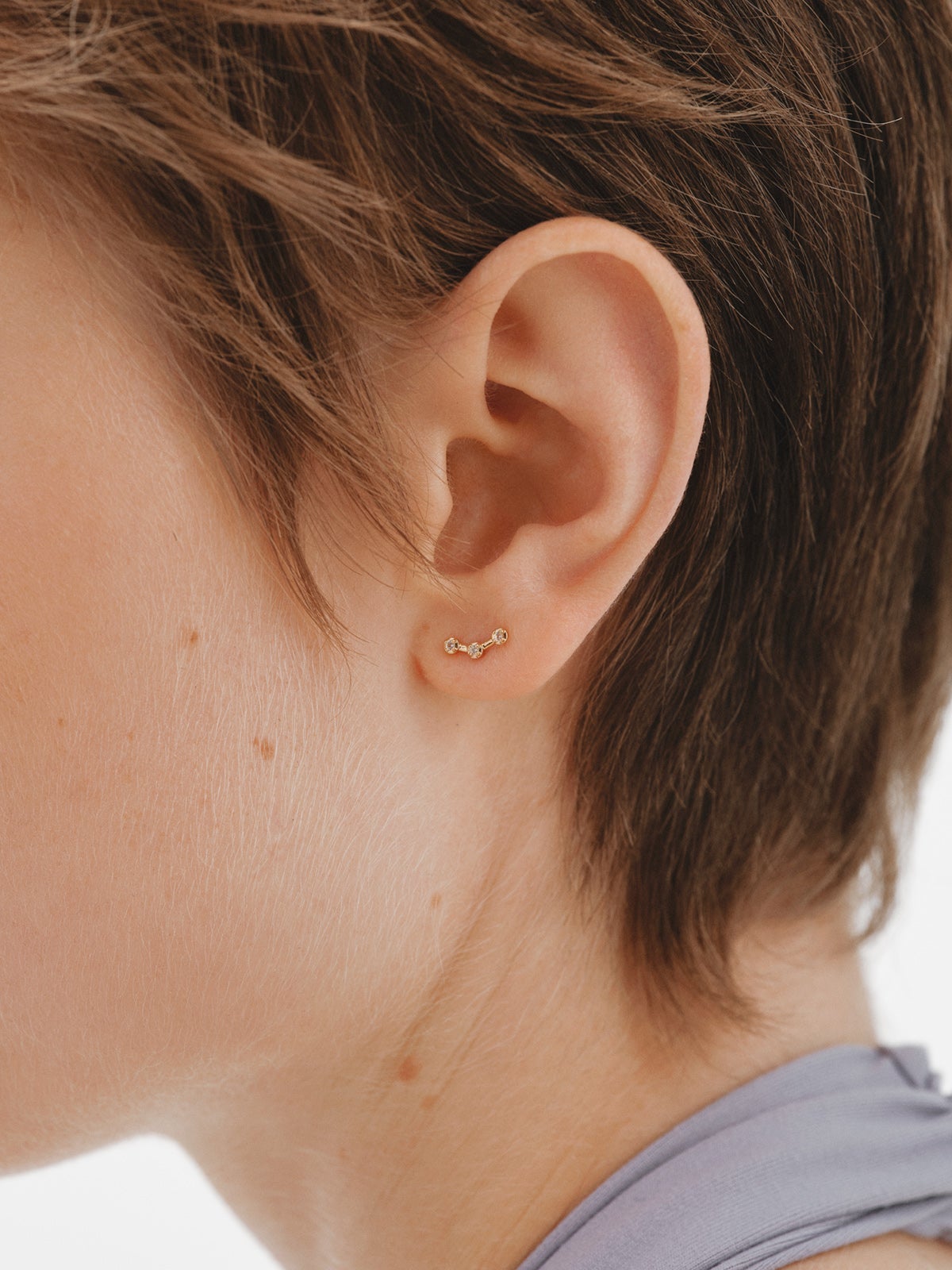 Pendiente individual trepador de plata 925 bañada en oro amarillo de 18K con topacios blancos