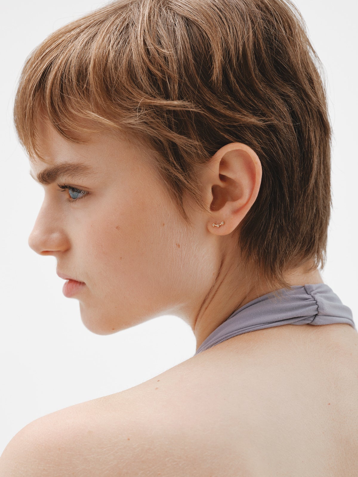 Pendiente individual trepador de plata 925 bañada en oro amarillo de 18K con topacios blancos