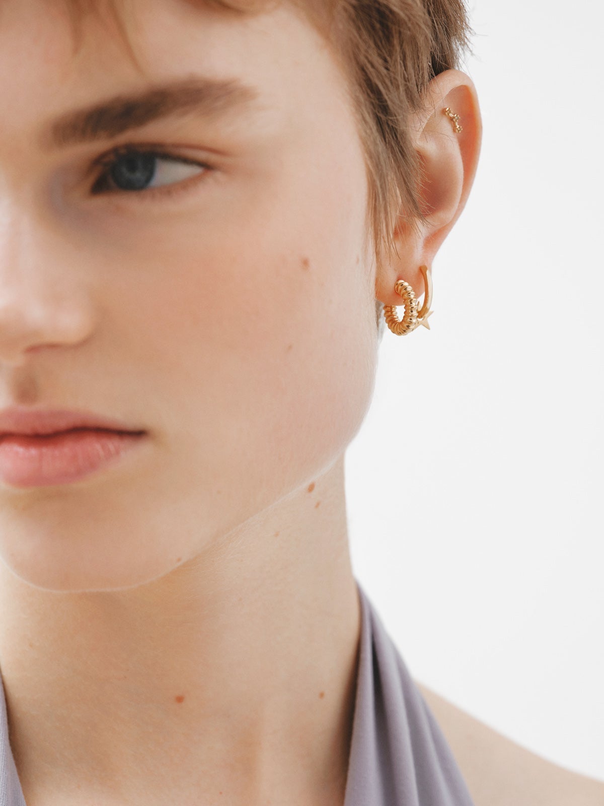 Pendiente individual trepador de plata 925 bañada en oro amarillo de 18K con topacios blancos