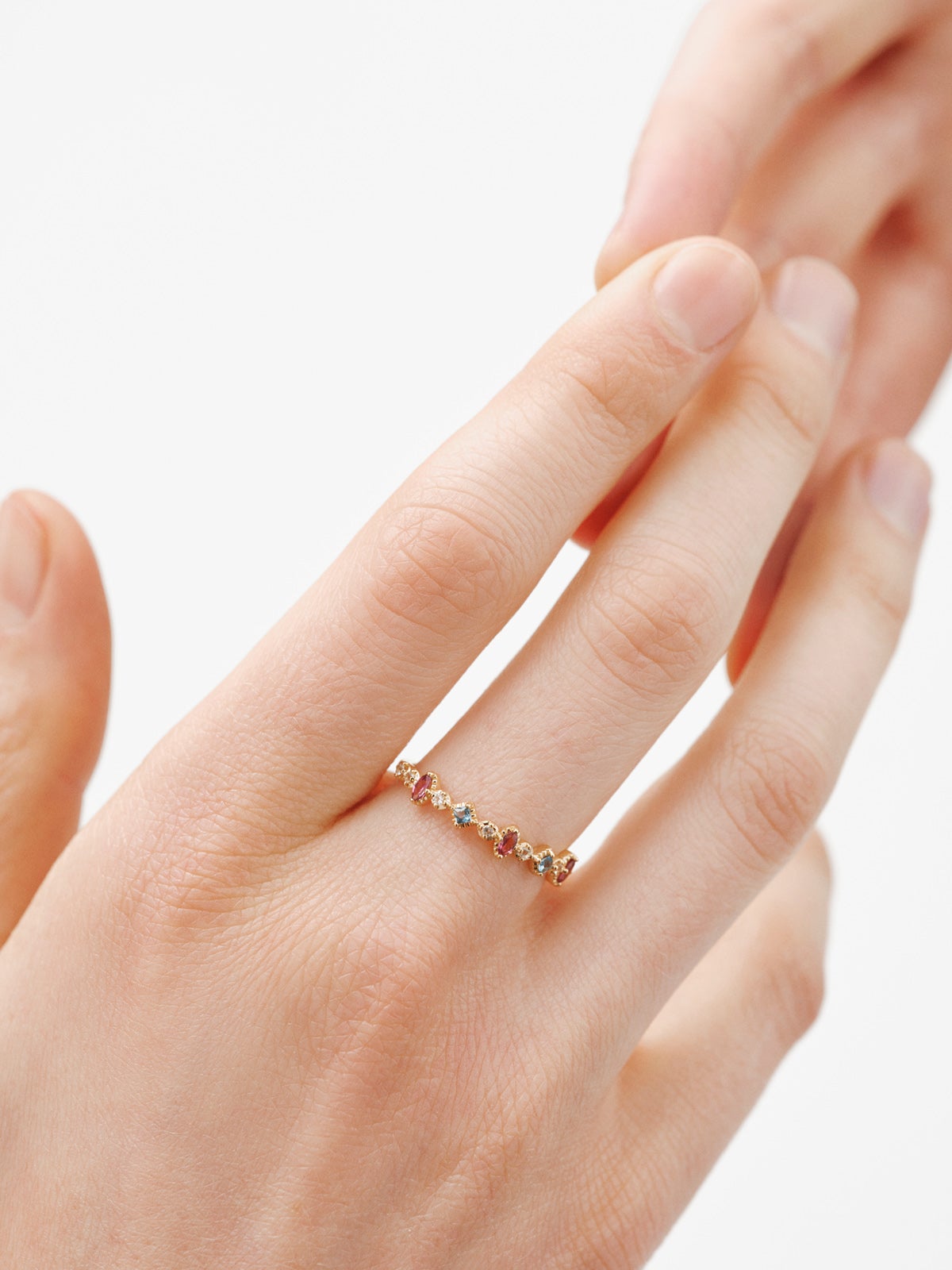 Anillo de plata 925 bañada en oro amarillo de 18K con topacios y rodolitas