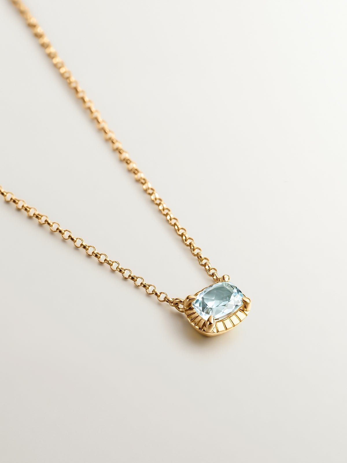 Colgante de plata 925 bañada en oro amarillo de 18K con topacio azul sky