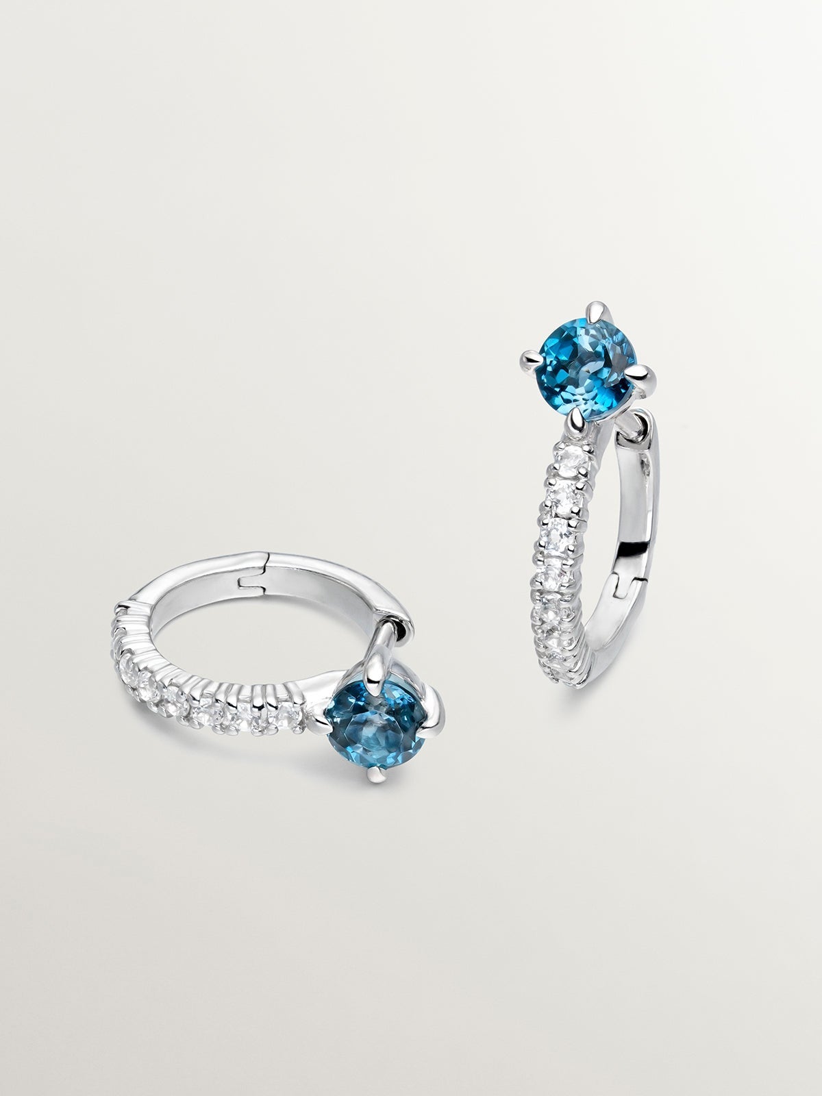 Pendientes de aro de plata 925 con topacios azul y blancos