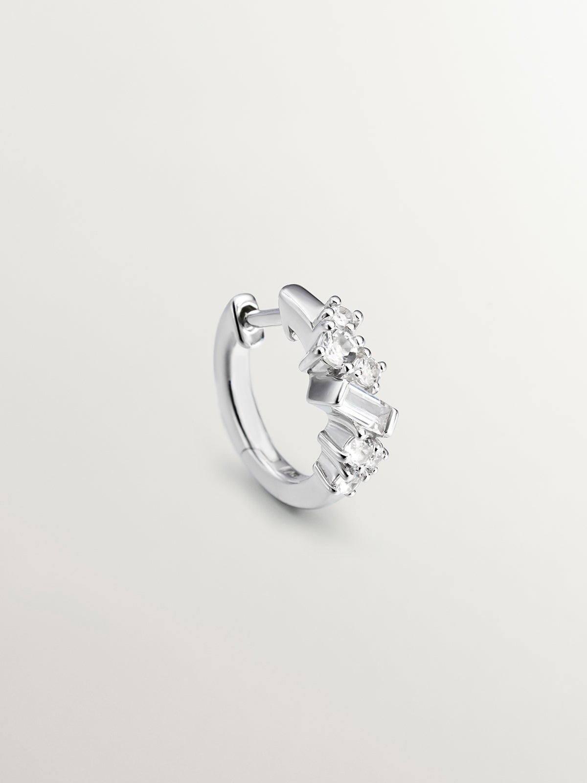 Pendiente individual de aro pequeño de plata 925 con topacios blancos