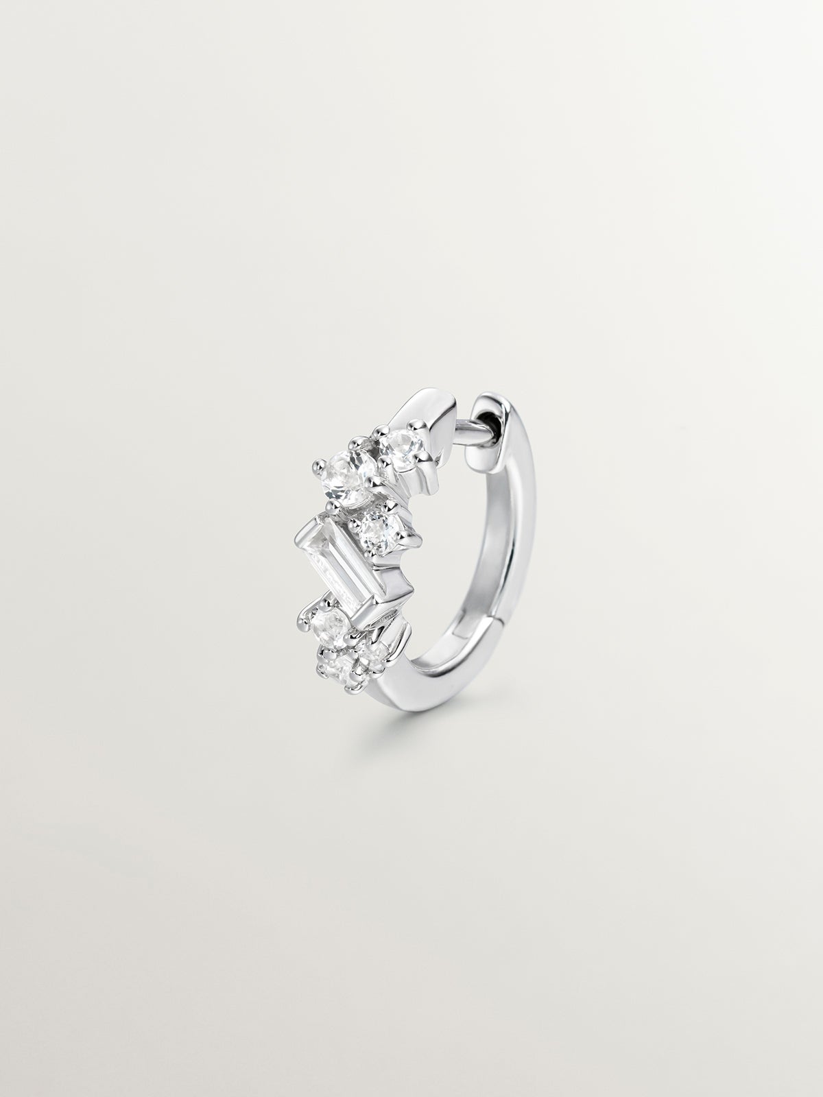 Pendiente individual de aro pequeño de plata 925 con topacios blancos