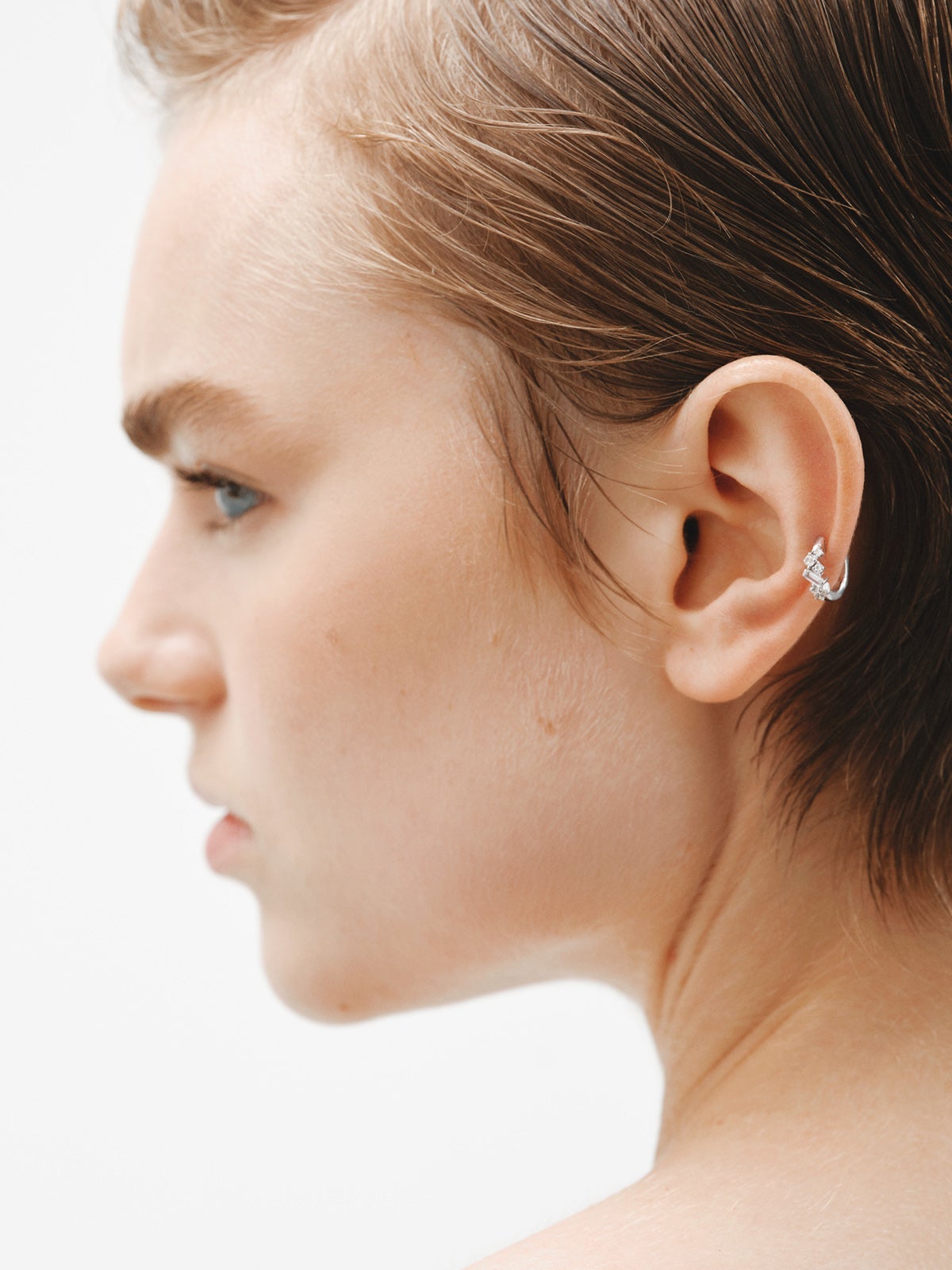 Pendiente individual de aro pequeño de plata 925 con topacios blancos