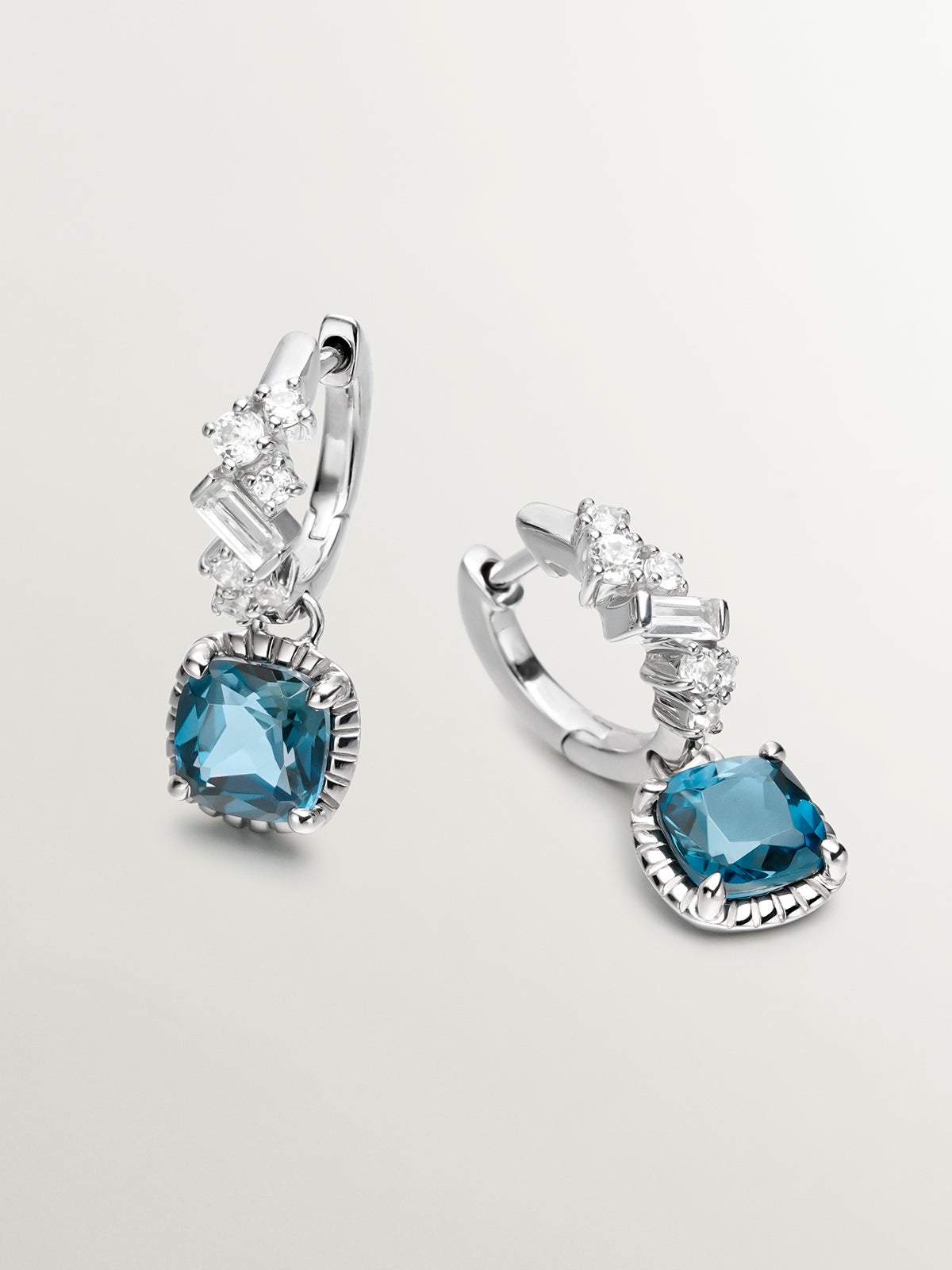 Pendientes de aro de plata 925 con topacios azul london y blancos