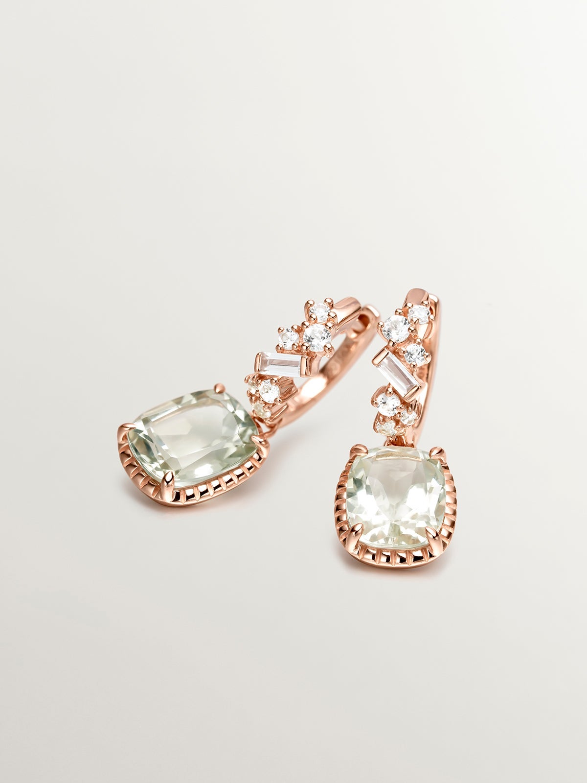 Pendientes de aro de plata 925 bañada en oro rosa de 18K con cuarzos verdes y topacios azul swiss