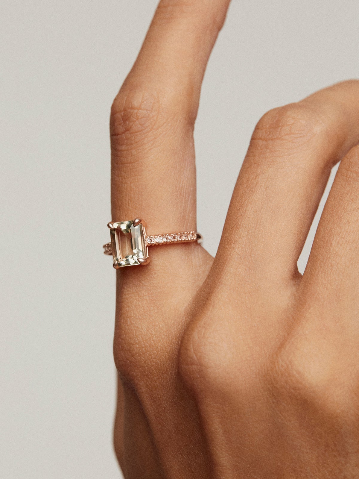 Anillo de plata 925 bañada en oro rosa de 18K con cuarzo verde y topacios blancos