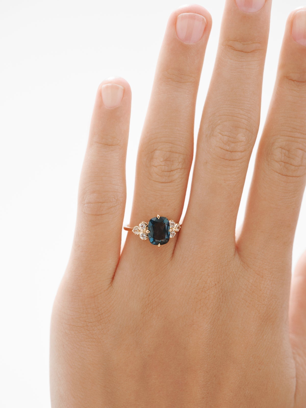 Anillo de plata 925 bañada en oro amarillo de 18K con topacios blancos y azul london