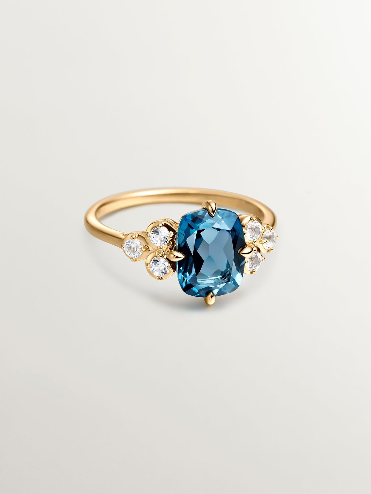 Anillo de plata 925 bañada en oro amarillo de 18K con topacios blancos y azul london