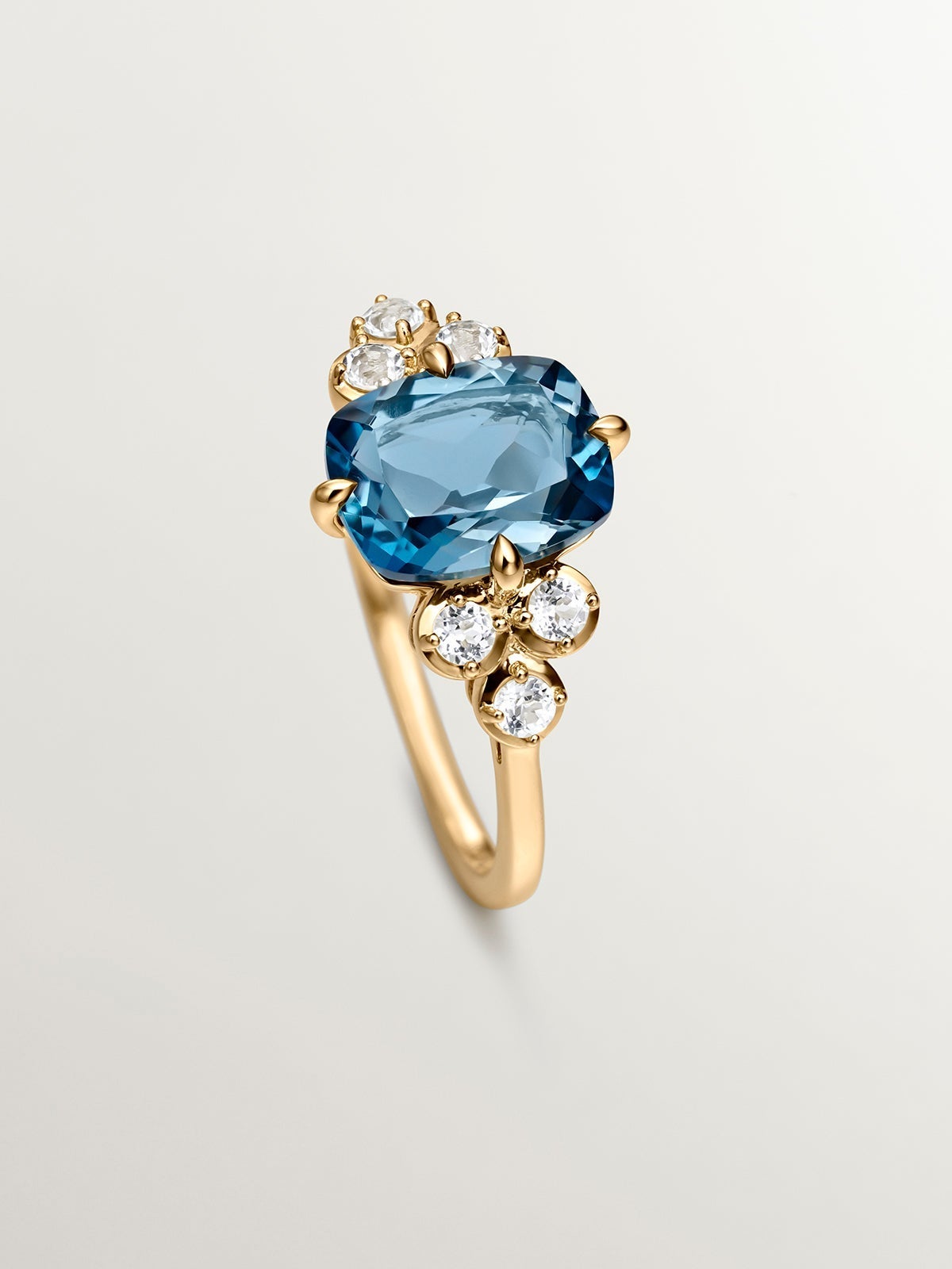Anillo de plata 925 bañada en oro amarillo de 18K con topacios blancos y azul london