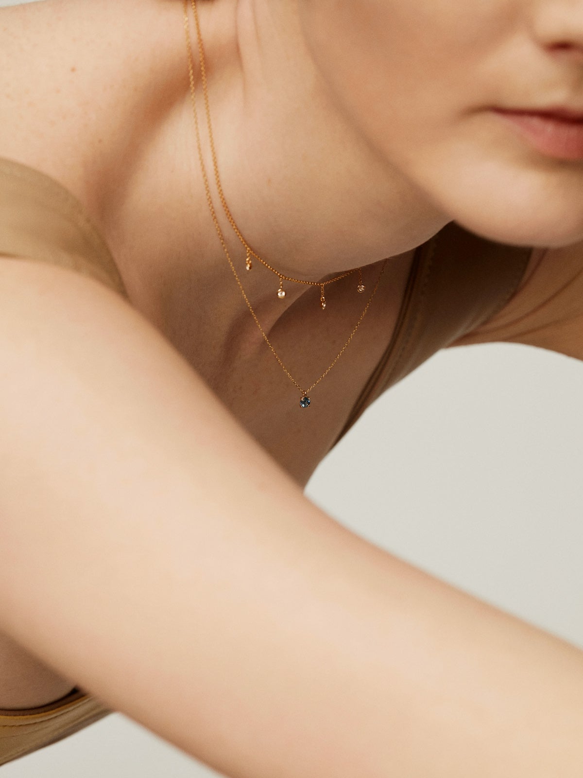 Collar de plata 925 bañada en oro amarillo de 18K con topacios blancos