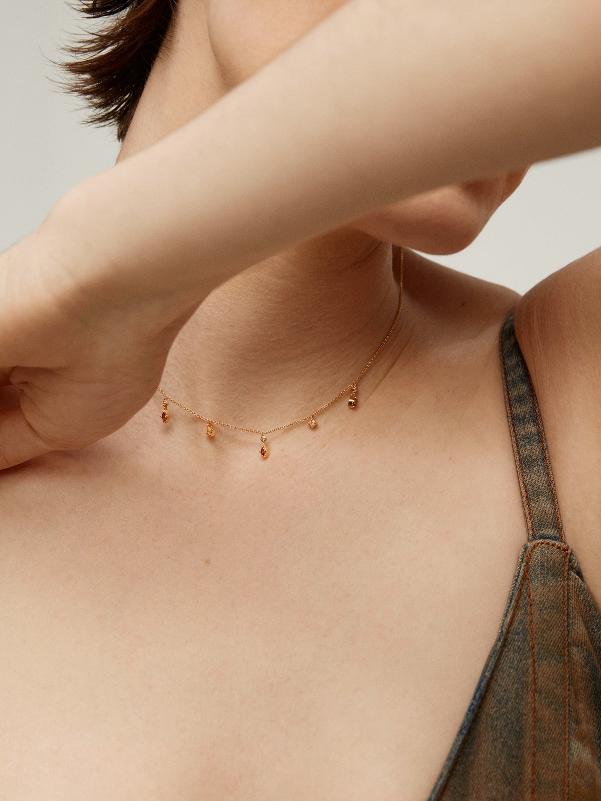 Collar de plata 925 bañada en oro amarillo de 18K con rodolitas y topacios