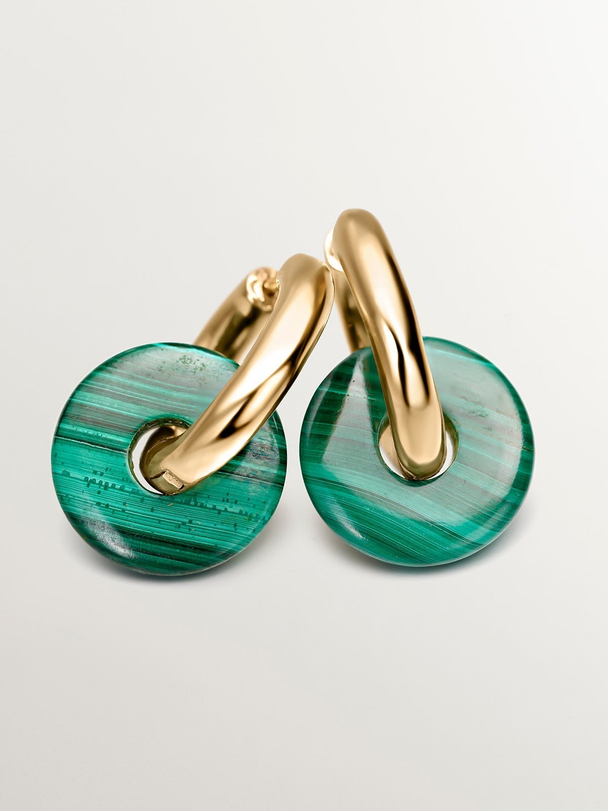 Pendientes de aro mediano de plata 925 bañada en oro amarillo de 18K con malaquita verde
