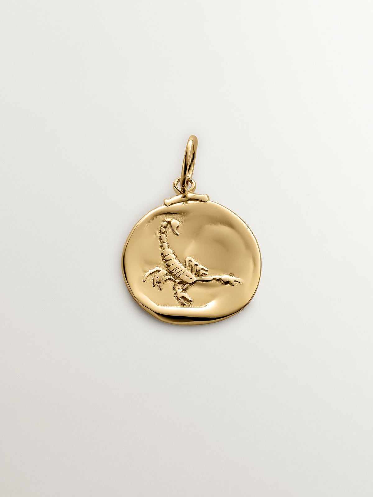 Charm Escorpio de plata 925 bañada en oro amarillo de 18K
