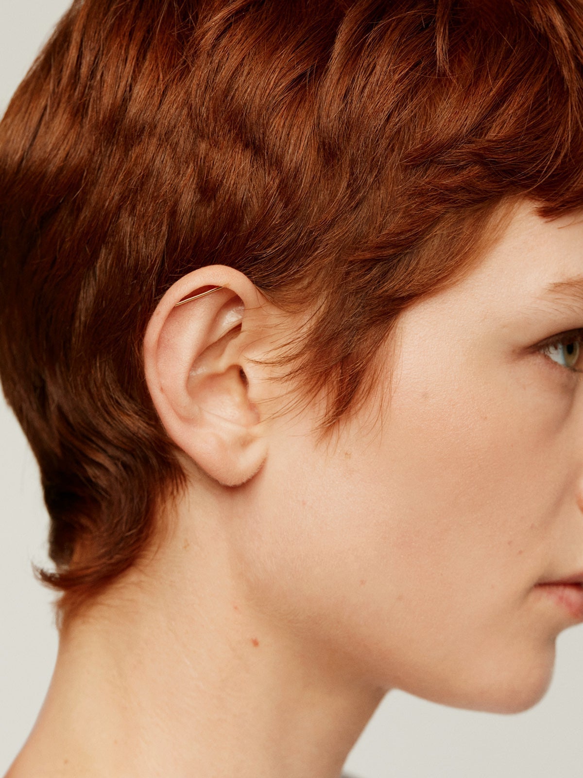 Piercing barra industrial de oro amarillo de 18K