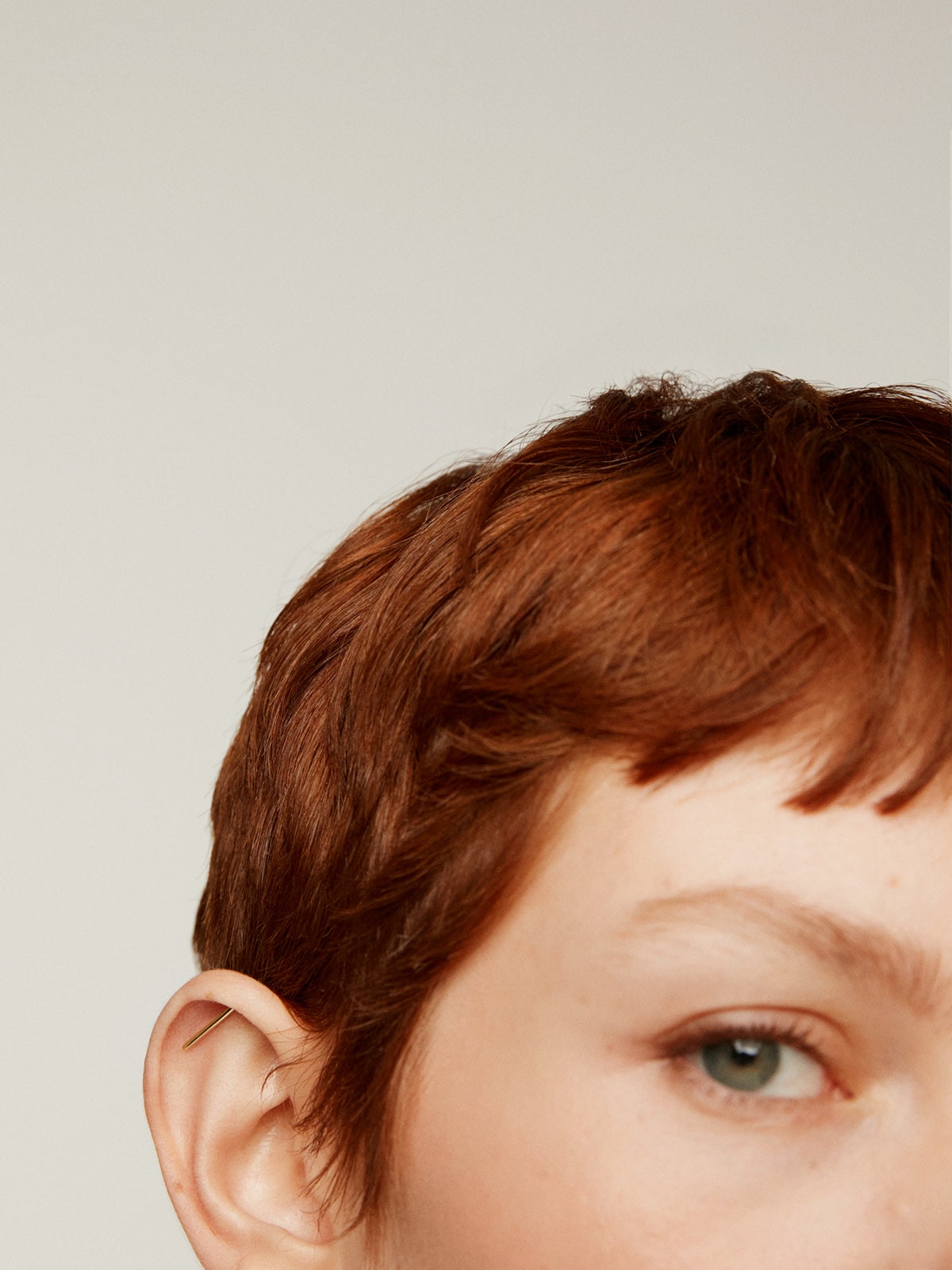 Piercing barra industrial de oro amarillo de 18K