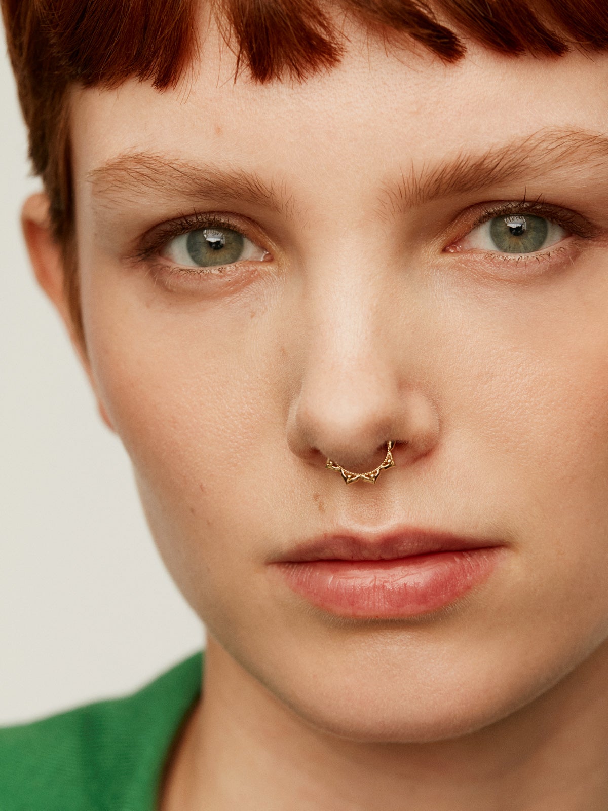 Piercing daith de aro de oro amarillo de 18K con pinchos