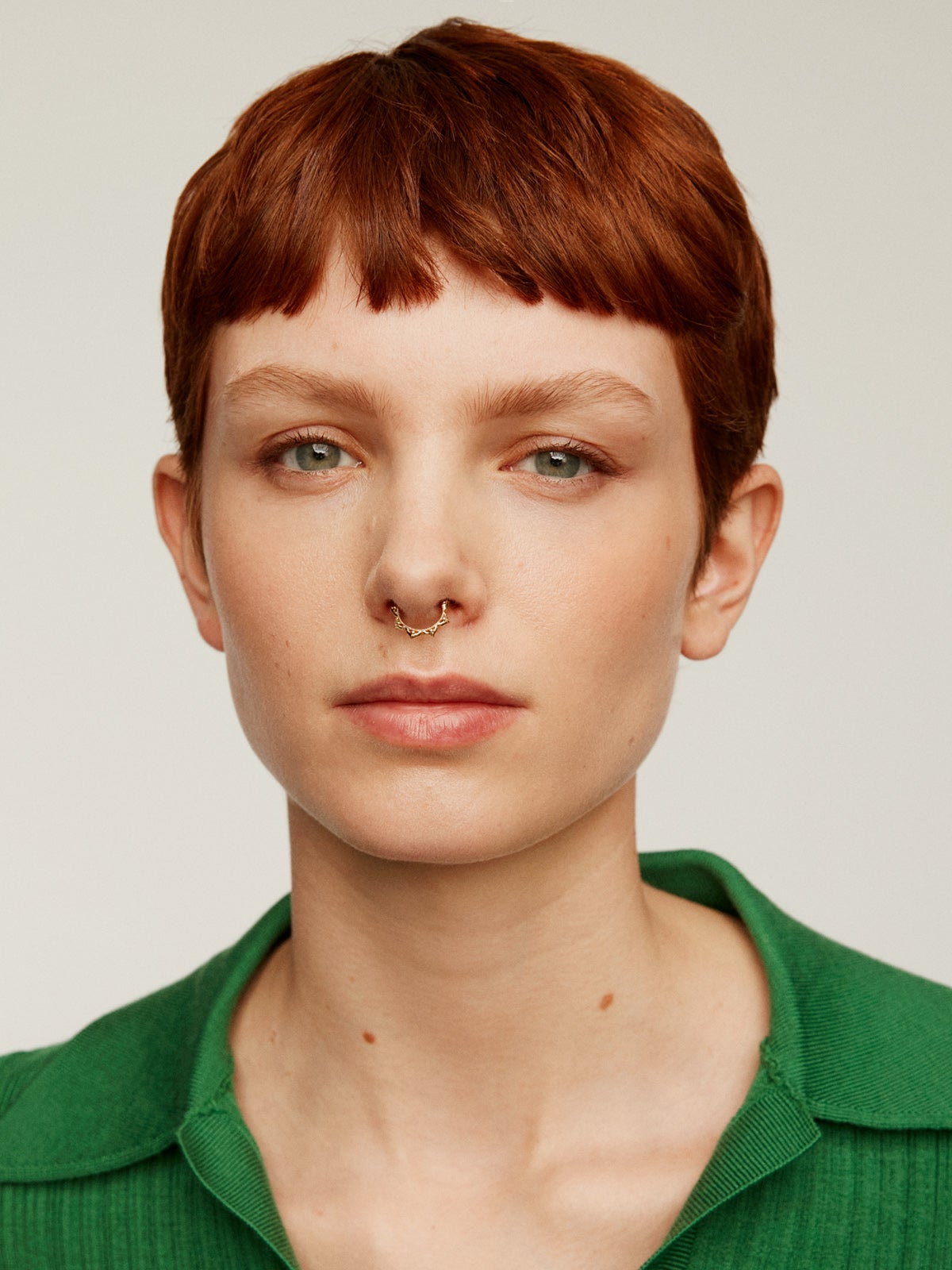 Piercing daith de aro de oro amarillo de 18K con pinchos