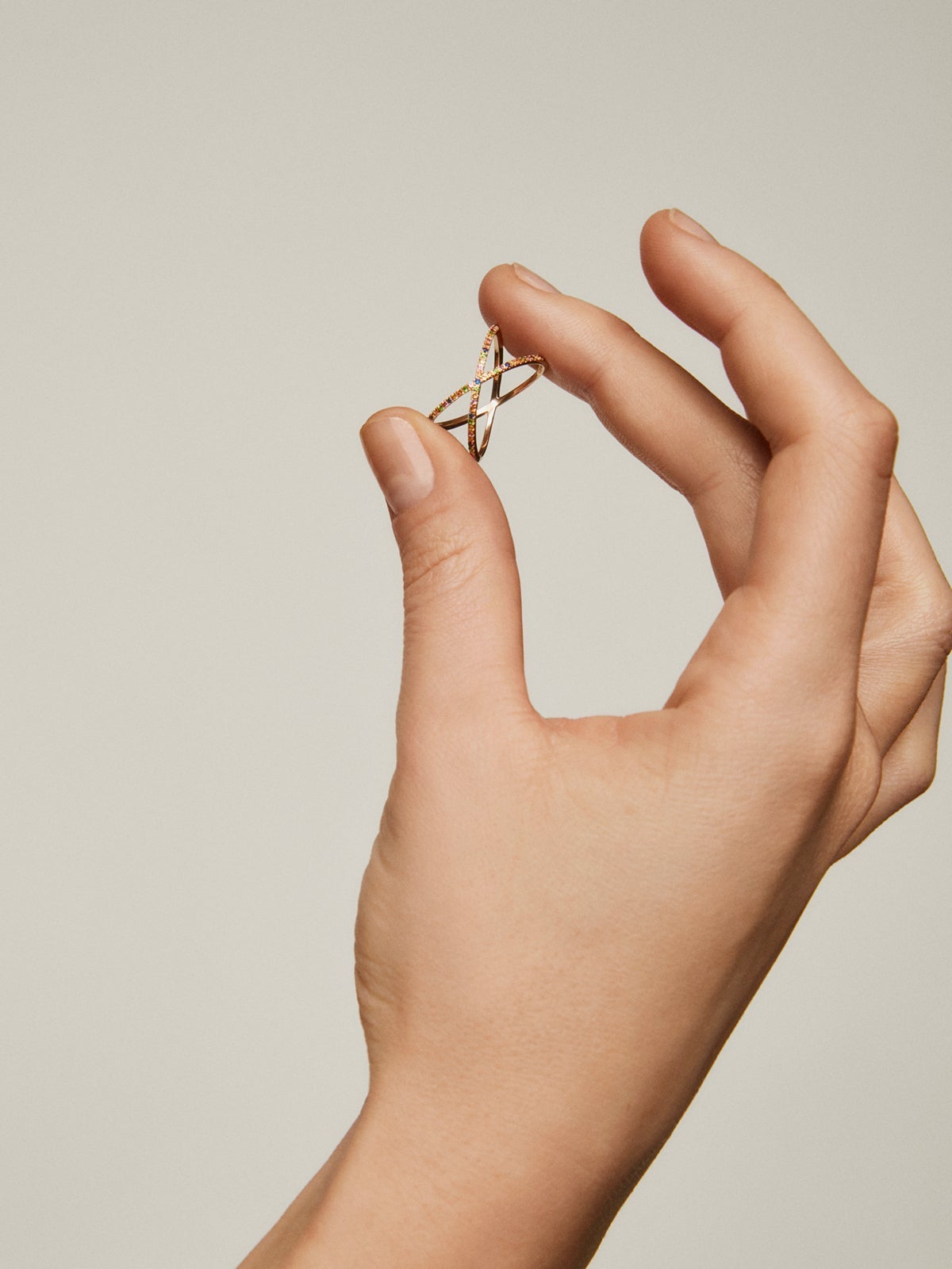 Anillo doble cruzado de oro amarillo de 9K con tsavoritas y zafiros multicolor