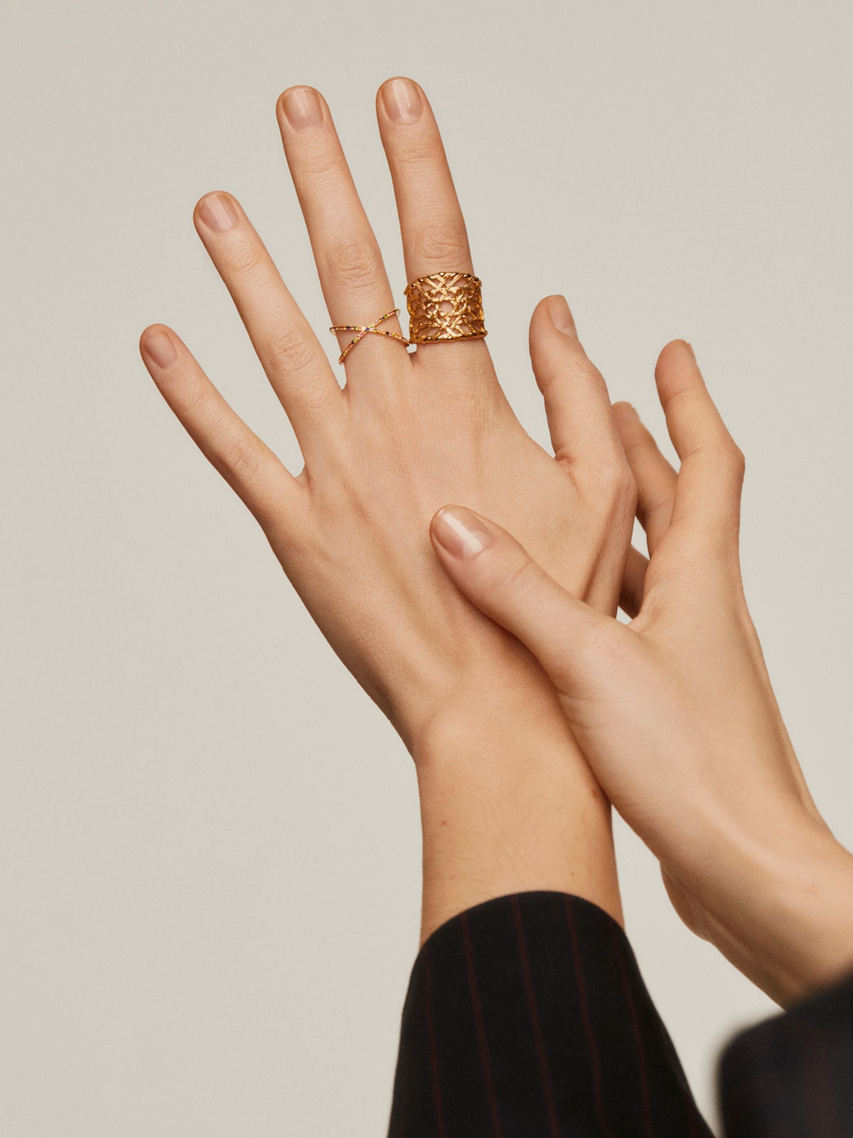 Anillo doble cruzado de oro amarillo de 9K con tsavoritas y zafiros multicolor