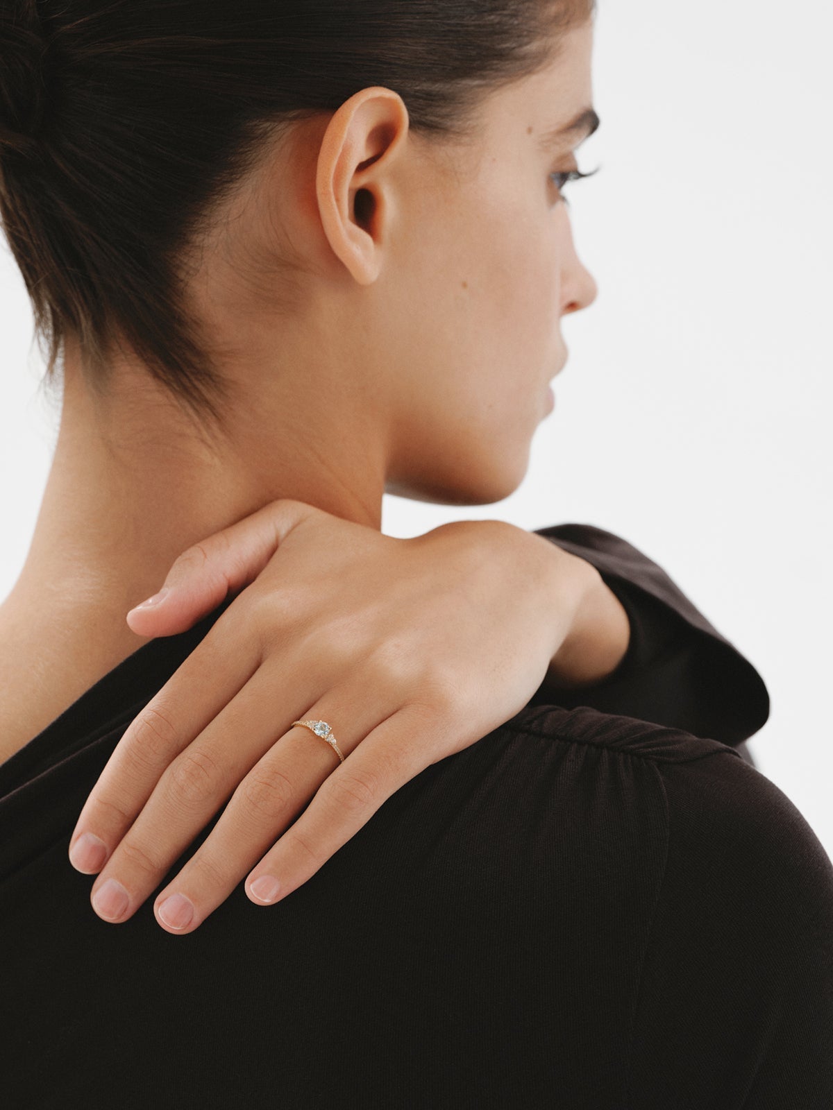 Anillo de plata 925 bañada en oro amarillo de 18K con topacio azul sky y zafiros blancos